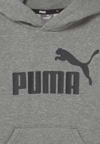 Felpa con cappuccio grigia realizzata in un tessuto morbido, caratterizzata da un grande logo "PUMA" nero e una grafica di un puma in salto nera sul petto.