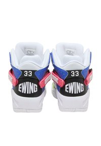 Sneakers z białą, czarną i niebieską cholewką, z różowymi paskami z akcentami "Ewing" i "33", teksturowanym tyłem oraz wyściełanym kołnierzem.