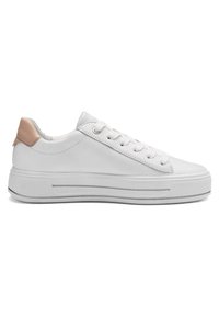 Witte lage sneaker met vetersluiting aan de voorkant en een beige hielstuk, voorzien van een dikke rubberen zool en een minimalistisch ontwerp.