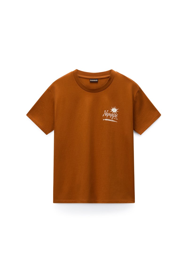 Κοντομάνικο T-shirt σε σκουρόχρωμο καφέ σκουριάς με μικρό λευκό σχέδιο ήλιου και κείμενο "Napapijri" στο αριστερό στήθος πάνω σε λευκό φόντο.