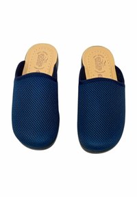 Zoccoli a rete blu navy con design a punta arrotondata, dotati di un soletta in legno e di una suola in gomma testurizzata per grip e comfort.