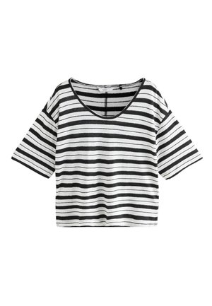 Črno-bela kratka majica s črtami, širokim izrezom in ohlapnim krojem. Mehka tekstura in vodoravne črte ustvarjajo sproščen videz.