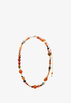 Kaklarota ar pērlēm, kurā ir dažādu formu un izmēru oranžas, brūnas un krēmkrāsas akmeņi, ar zelta ķēdīti un aizdari.