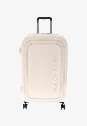 Maleta de color rosa pálido con carcasa dura, asa negra extendida, cuatro ruedas giratorias negras y logotipo vertical de "Mandarina Duck" en la parte delantera.