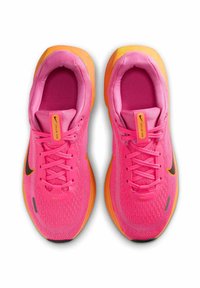 Nike skriešanas apavi spilgti rozā sietā ar melnu swoosh, oranžiem akcentiem un teksturētu zoli, kas paredzēta amortizācijai un atbalstam.