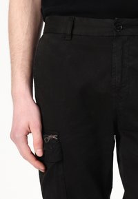 Sorte cargo bukser med glidelåslomme på låret, laget av slitesterkt materiale, med en klassisk rett passform og standard livhøyde.