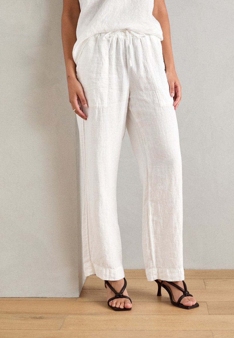 Marc O'Polo PANTS JOGGER STYLE STRAIGHT LEG MEDIUM WAIST DRAWSTRING - Calças - white