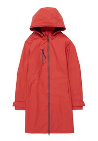 Rød vandtæt jakke med hætte, fuld lynlås foran, sidelommer og en lynlåslomme på brystet. Materialet fremstår glat med en mat finish.