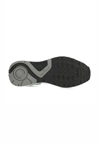 Suela de zapato de goma negra con un patrón de textura, que presenta una entresuela gris y un detalle de logo circular cerca del talón.