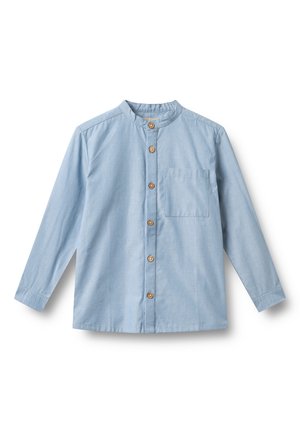 Lichtblauw overhemd met kraag, gemaakt van zachte stof met lange mouwen, voorzien van een borstzakje en houten knopen in het midden.