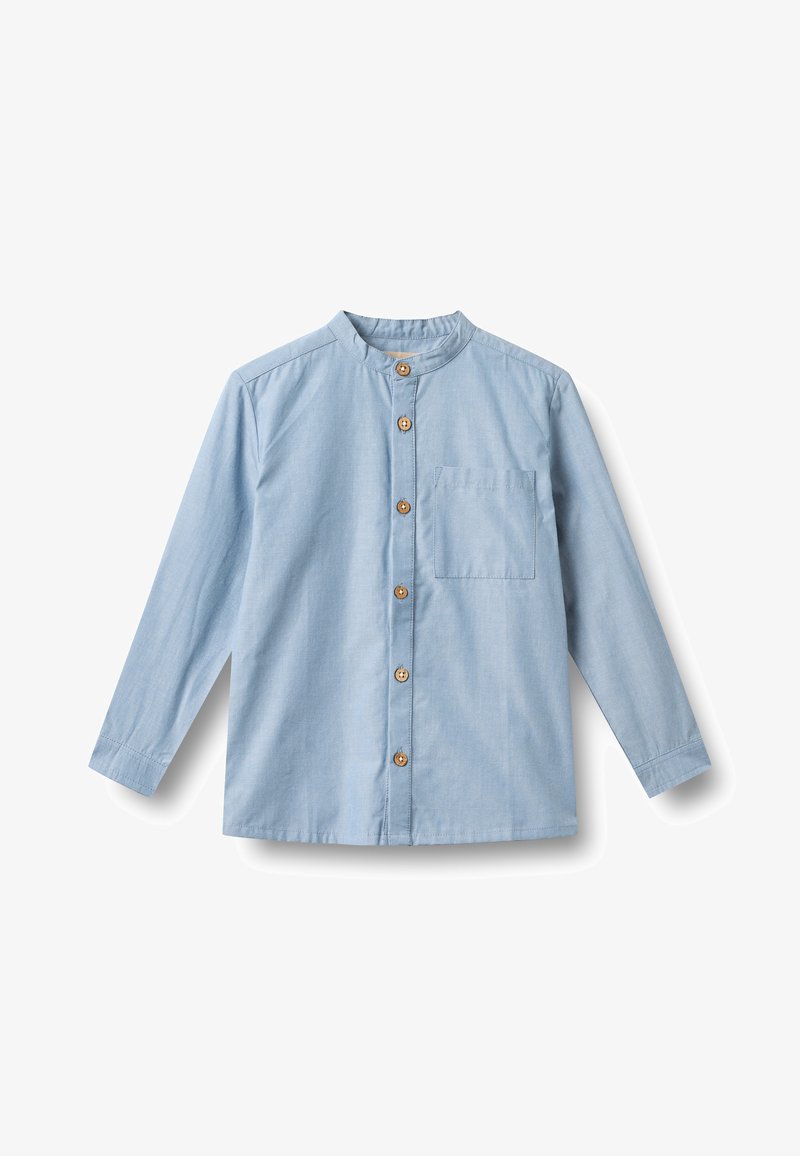 Chemise bleu clair à col en tissu doux avec manches longues, dotée d'une poche avant et de boutons en bois sur le devant.