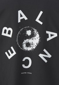 Selected Homme SLHBOXY TEE - Apdrukāts T-krekls - black/white