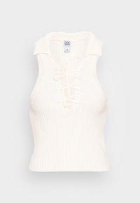 Top sem mangas de malha canelada branca com gola e detalhe frontal de amarrar. Apresenta uma textura vertical e uma silhueta ajustada. Etiqueta de tamanho visível.