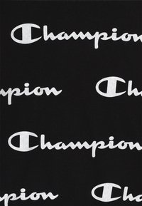 Tessuto nero con ripetuto logo testuale "Champion" in bianco, caratterizzato da una scrittura stilizzata e un design emblematico della "C". Texture liscia, sfondo semplice.