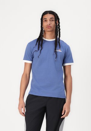 Blå t-shirt med korte ærmer og hvidt bånd ved kraven og ærmerne, med et lille multikoloreret logo på brystet. Glat bomuldsstof.