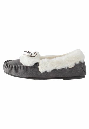 Chausson style mocassin en daim gris avec doublure et bordure en fausse fourrure blanche, avec un petit nœud sur le dessus.
