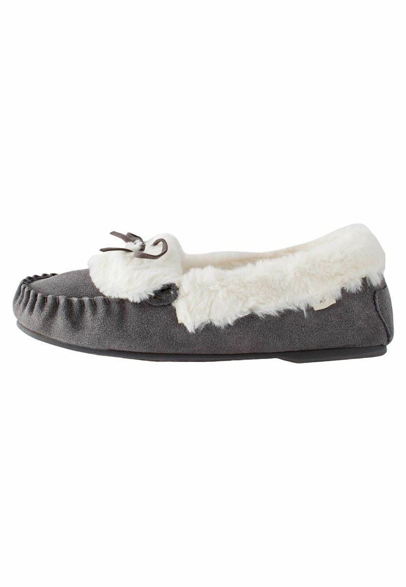 Chausson style mocassin en daim gris avec doublure et bordure en fausse fourrure blanche, avec un petit nœud sur le dessus.