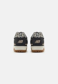 Mustat lenkkarit, joissa on teksturoidut päälliset, leopardikuviointi ja kumirubberipohja. Ominaisuuksiin kuuluu näyttävä logo kantapäässä ja kontrastiset materiaalit.