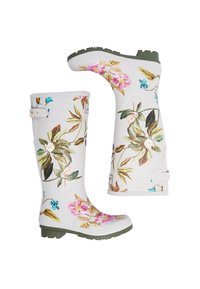 Botas de lluvia de goma blancas con un patrón floral en rosa y azul. Tienen una suela verde, una correa ajustable y un diseño texturizado en la suela para mayor agarre.