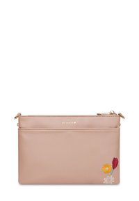 Helles rosa Lederetui mit einem goldenen Logo, verziert mit floralen Stickereien in Gelb, Rot und Weiß. Mit einem Reißverschluss und einer Rücktasche.