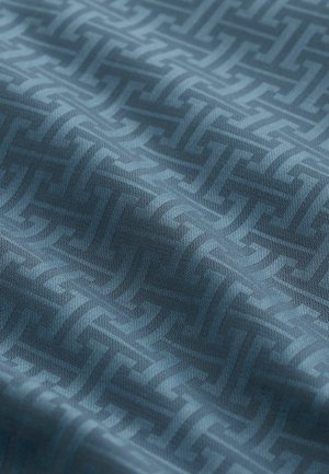 Tissu en tricot dans une teinte de bleu doux, présentant un motif géométrique texturé qui ressemble à des lignes et des formes entrelacées.