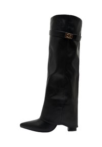 Botte en cuir noir montée jusqu'au genou, avec un bout pointu et un petit talon carré ; possède une texture lisse et une sangle décorative avec boucle en métal.