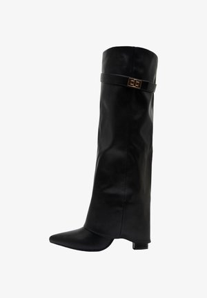 Botte en cuir noir montée jusqu'au genou, avec un bout pointu et un petit talon carré ; possède une texture lisse et une sangle décorative avec boucle en métal.