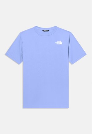 Svetlomodré tričko s krátkym rukávom a okrúhlym výstrihom, s bielym logom The North Face na ľavej strane hrudníka, zobrazené na jednoliatom pozadí.