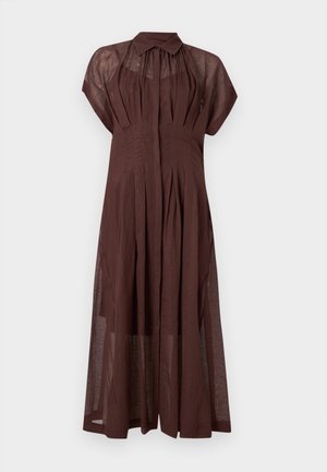 Robe longue marron semi-transparente à manches courtes avec plis, col pointu et patte de boutonnage dissimulée sur fond blanc.