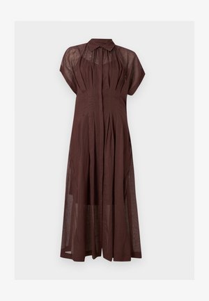 Robe longue marron semi-transparente à manches courtes avec plis, col pointu et patte de boutonnage dissimulée sur fond blanc.