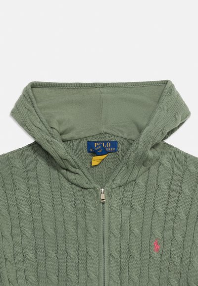 Πράσινη πλεκτή ζακέτα με φερμουάρ με ετικέτα Polo Ralph Lauren στο εσωτερικό του γιακα και ροζ κεντημένο λογότυπο στο στήθος.