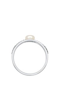 Zilveren ring met een centrale parel, met een gladde afwerking en delicate details langs de band. Klassiek en minimalistisch ontwerp.