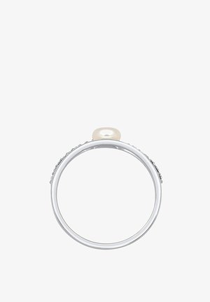 Sølvring med en central perle, med en glat finish og delikate detaljer langs ringen. Klassisk og minimalistisk design.