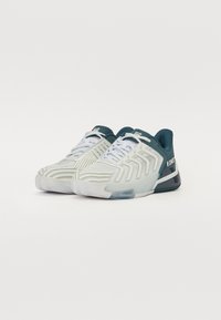 Adidași cu o schemă de culori gri deschis și teal, material din plasă, design texturat, șireturi albe și talpă din cauciuc cu un model în zig-zag.