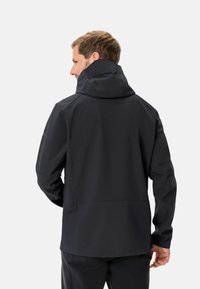 Giacca nera impermeabile con cappuccio, design senza cuciture, maniche lunghe e vestibilità rilassata. Presenta una texture sottile e nessun elemento riflettente.
