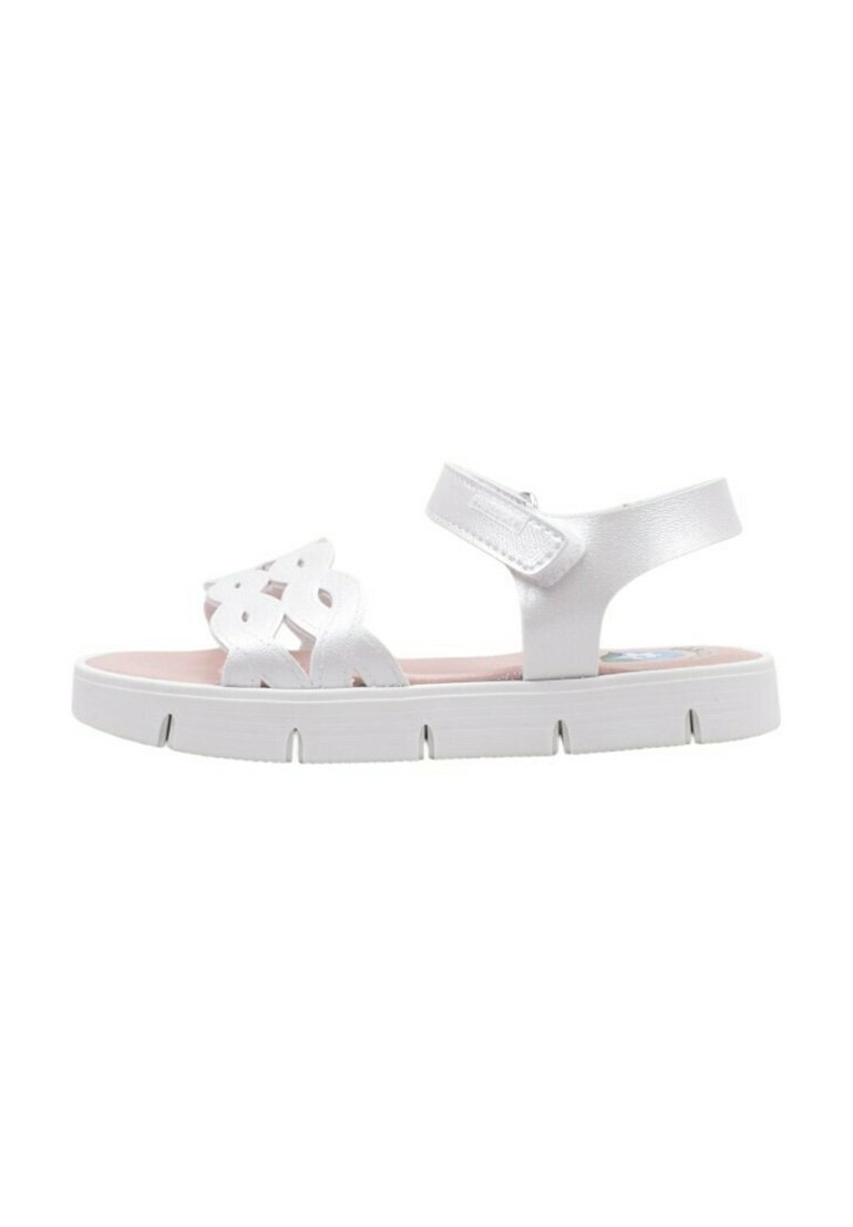 Sandalia blanca con diseño recortado en las correas y correa ajustable en el tobillo, que presenta una gruesa suela blanca y una plantilla rosa.