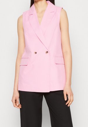 Blazer rosa sin mangas de doble botonadura con solapas y bolsillos de solapa, combinado con pantalones negros de pierna ancha.