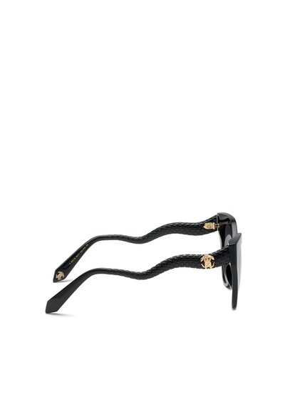 Lunettes de soleil noires avec branches texturées ondulées et logos décoratifs dorés sur les charnières, vues de profil sur fond blanc.