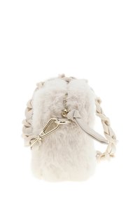 Piccola borsa in finta pelliccia beige con manico intrecciato, zip dorata e chiusura a gancio, su sfondo bianco.