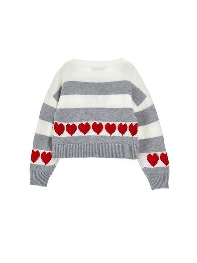 Pull court avec larges rayures horizontales grises et blanches et motifs de cœur rouges le long de la taille et des manches.