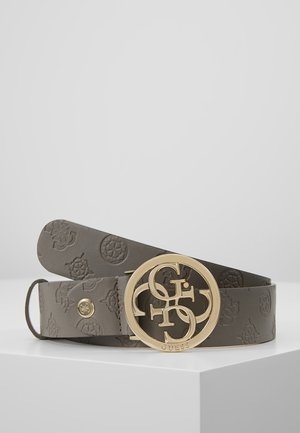 Ceinture en cuir grise avec logos embossés et une grande boucle ronde dorée avec des lettres entrelacées et le nom de la marque Guess.