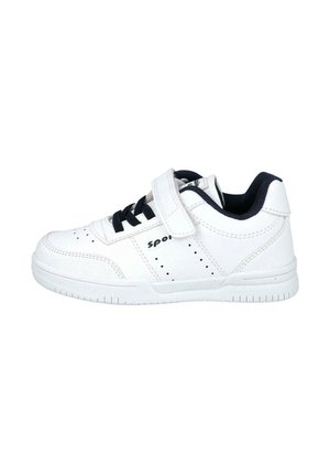 Zapato deportivo blanco con parte superior de cuero suave, cordones negros, correa de tiras de gancho y bucle, acentos perforados y suela de goma.