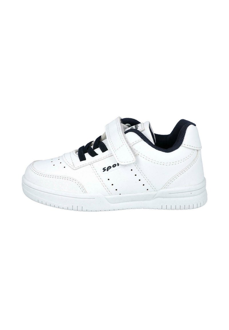 Zapato deportivo blanco con parte superior de cuero suave, cordones negros, correa de tiras de gancho y bucle, acentos perforados y suela de goma.