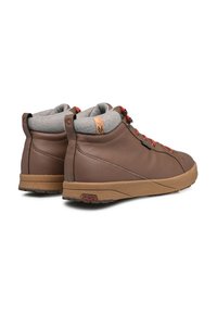 Scarpe in pelle marrone a metà altezza con colletto in tessuto grigio, lacci rossi e suola in gomma. Presenta un piccolo logo sul tallone.
