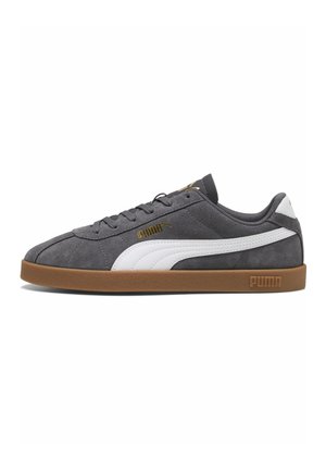 Baskets Puma en daim gris foncé avec bande blanche, semelle en gomme et logo Puma doré sur le côté et la languette, vues de l'extérieur.