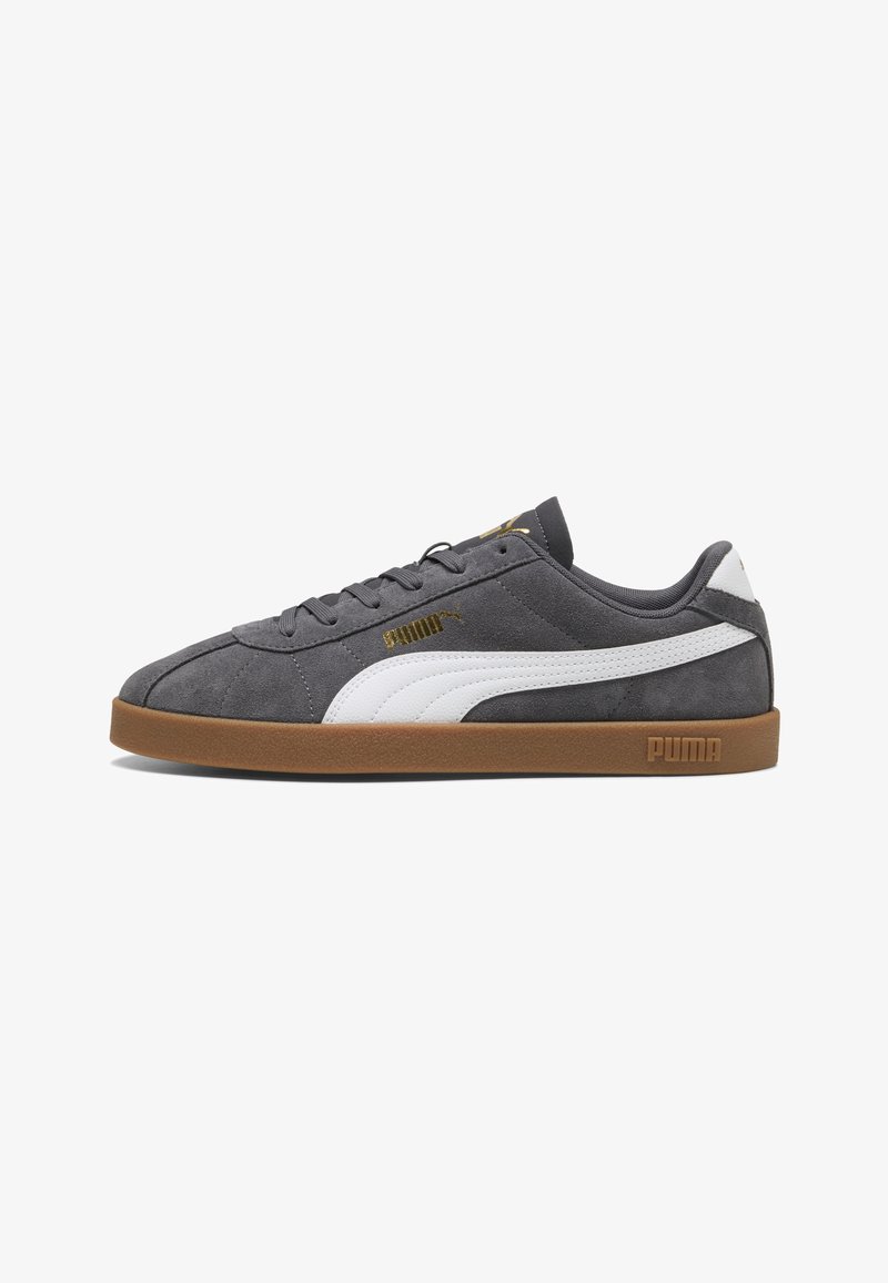 Baskets Puma en daim gris foncé avec bande blanche, semelle en gomme et logo Puma doré sur le côté et la languette, vues de l'extérieur.