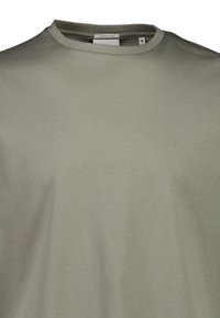 Oliwkowa bawełniana koszulka z okrągłym dekoltem. Gładka struktura i minimalistyczny design, z metką wskazującą rozmiar M.