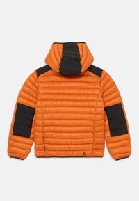 Padded jacket w kolorze pomarańczowym z czarnymi akcentami i kapturem. Projekt zawiera poziome przeszycia oraz elastyczne mankiety.
