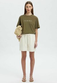 Selected Femme SLFVILJA PRINTED TEE - Printtipaita - khaki
