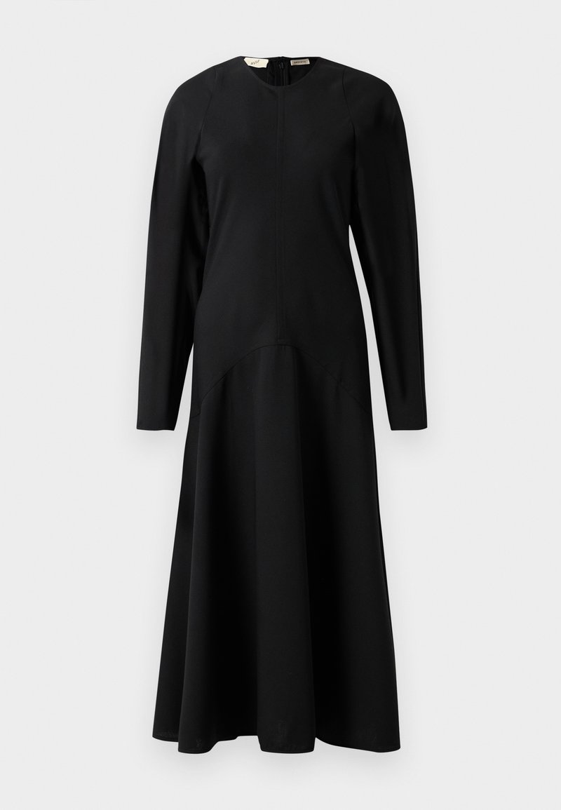 Robe midi noire à manches longues avec un haut ajusté et une jupe évasée, dotée d'un col rond et d'une fermeture éclair au dos.